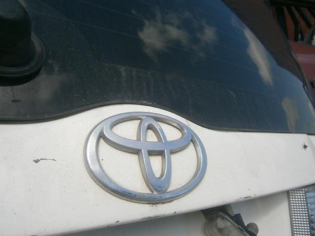 Вставка между стопов Toyota Succeed